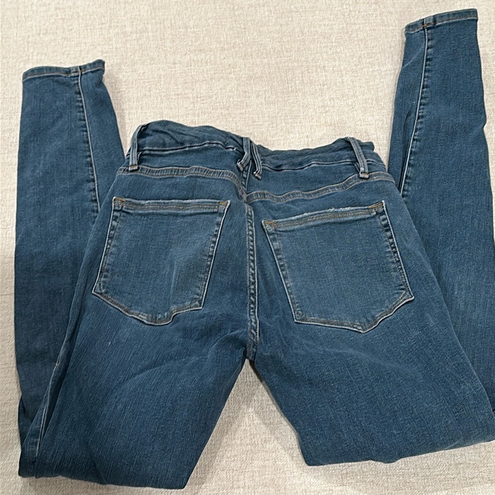 Distressed skinny jeans with holes